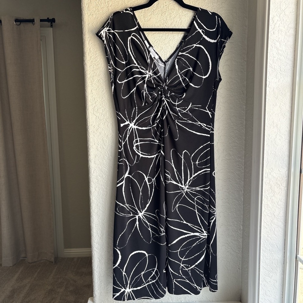 Women 10 Midi Dress Y2K Twist Flattering Cap Sleeve Black White Abstract Floral
